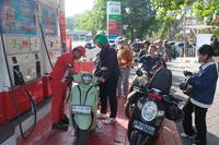 Antrean kendaraan di sejumlah SPBU Bali