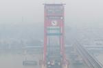 Penyemprotan air untuk mengurangi residu karhutla di Palembang