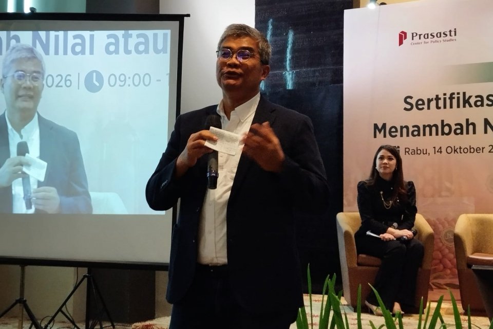 Ekonom Senior Universitas Paramadina Wijayanto Samirin dalam Katadata Policy Dialogue \"Sertifikasi Halal dan Label Non Halal: Menambah Nilai atau Beban Baru Ekonomi\" di Jakarta, Rabu (14/10).