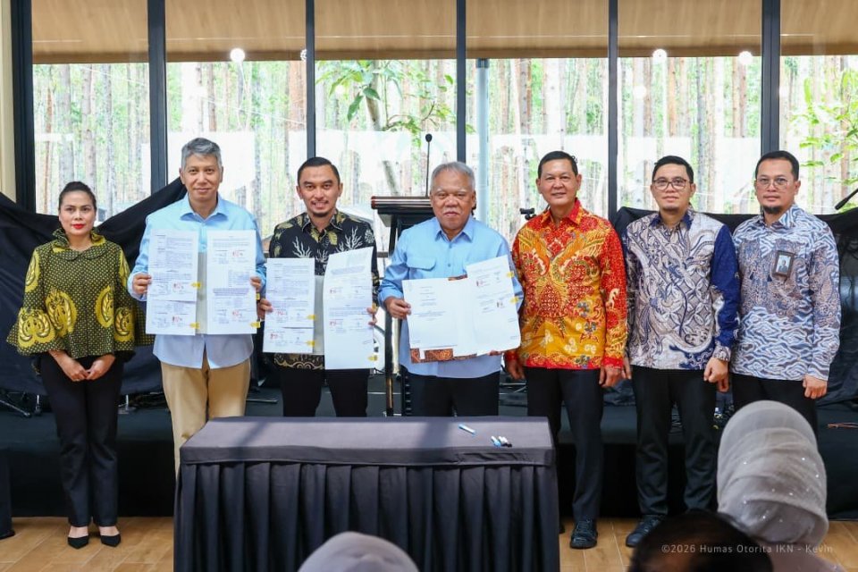 Otorita IKN menandatangani Perjanjian Kerja Sama (PKS) proyek Kerja Sama Pemerintah dan Badan Usaha (KPBU) sektor perumahan dan investasi langsung swasta murni di Glamping IKN, KIPP Nusantara, Rabu (14/10/2026).