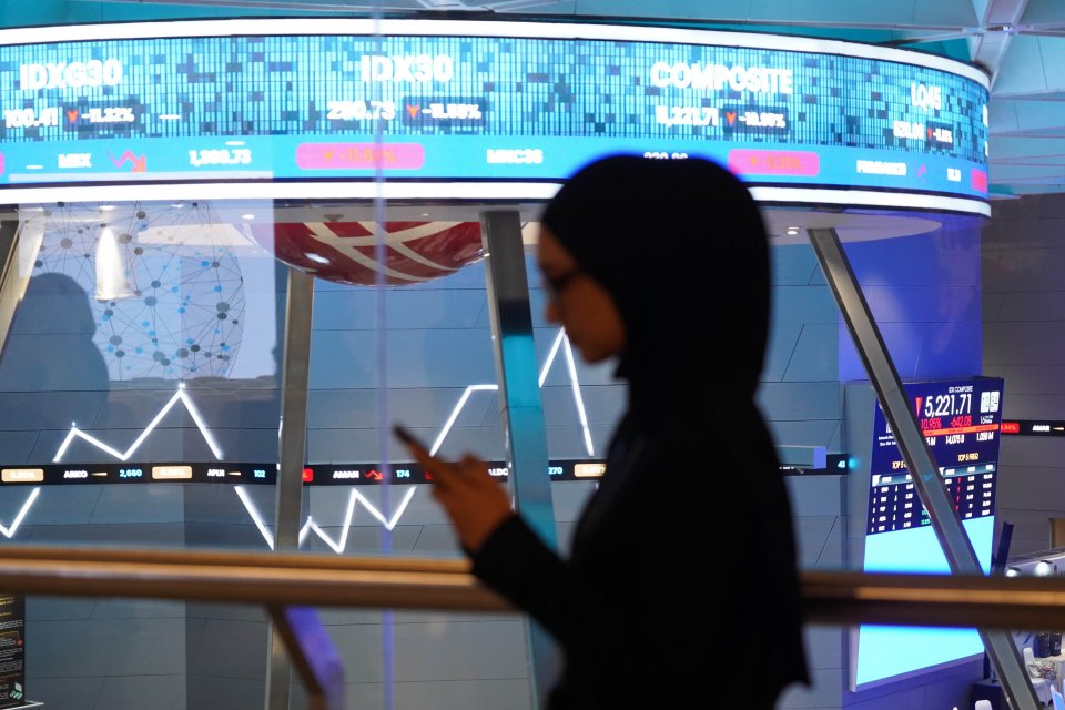 Pekerja berada di dekat layar digital yang menampilkan Indeks Harga Saham Gabungan (IHSG) di Bursa Efek Indonesia (BEI), Jakarta, Jumat (16/10/2026). BEI menghentikan sementara perdagangan (trading halt) setelah IHSG dibuka melemah 8,01% ke level 5.393 im