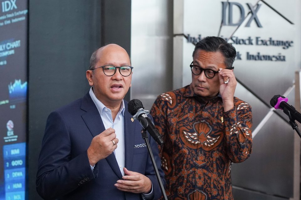 CEO Danantara Rosan Roeslani (kiri) bersama Kepala BP BUMN Dony Oskaria menyampaikan keterangan pers perkembangan pasar modal di Bursa Efek Indonesia (BEI), Jakarta, Jumat (16/10/2026). 