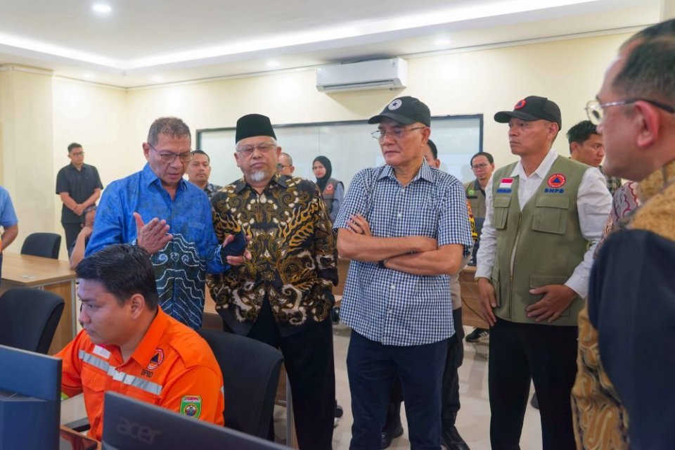 Anggota Komisi VIII DPR RI M. Husni (kiri) saat meninjau pusat pengendalian kebakaran hutan dan lahan (karhutla) dalam Kunjungan Kerja Reses Komisi VIII DPR RI di Kantor BPBD Provinsi Sumatera Selatan, Palembang, Sabtu (10/10/2026).