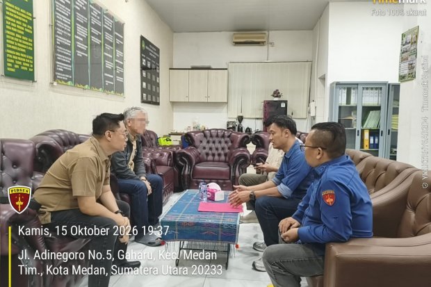 Kejaksaan Agung saat menahan Direktur sekaligus Corporate Secretary PT Toba Pulp Lestari Tbk (TPL) Anwar Lawden (kedua dari kiri) pada Kamis (15/10).