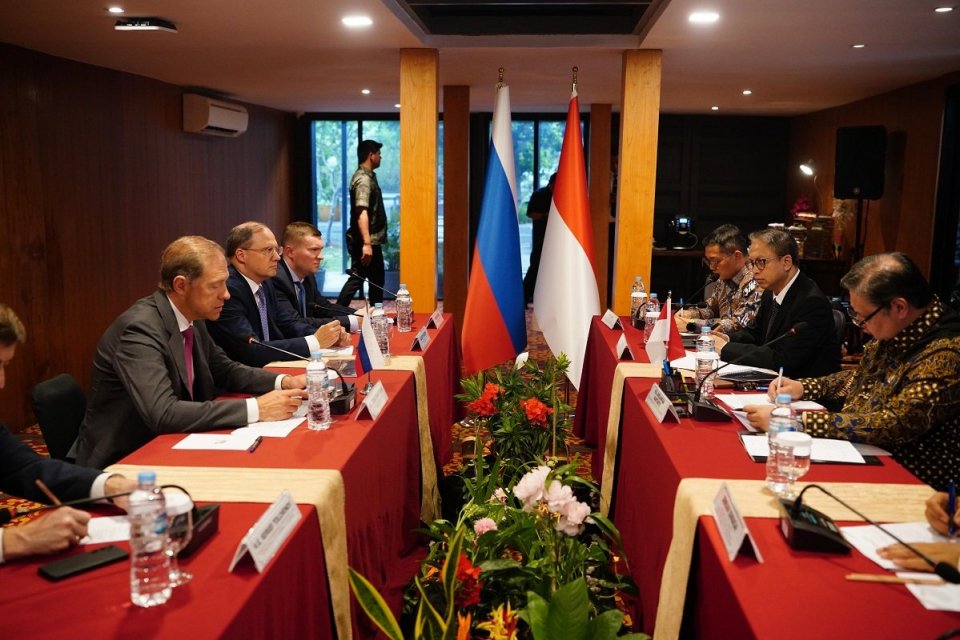 Menteri Koordinator Bidang Perekonomian Airlangga Hartarto bertemu Deputi Pertama Perdana Menteri Rusia Denis Manturov di Bogor, Jawa Barat pada Jumat (17/10). Foto: Humas Ekon