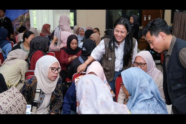 Perwakilan Jalin mendampingi peserta Gerakan Ibu Cek Dulu, edukasi keamanan transaksi digital bagi perempuan pelaku UMKM di Ciracas, Jakarta Timur, Jumat (16/10/2026).