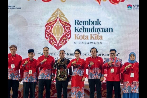 Wakil Gubernur Kalimantan Barat Krisantus Kurniawan (keempat dari kiri), Wali Kota Singkawang Tjhai Chui Mie (keempat dari kanan), dan Wakil Wali Kota