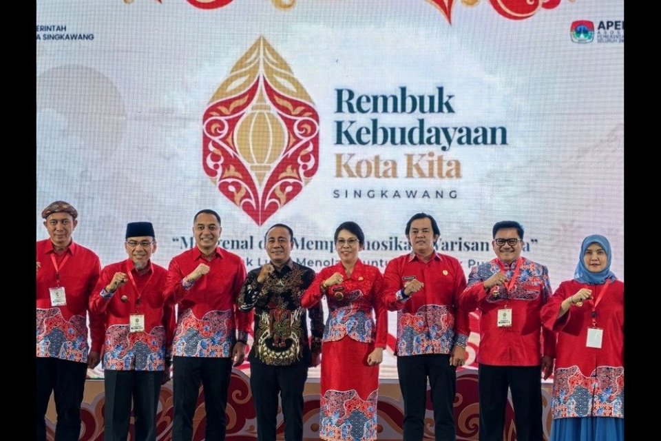 Wakil Gubernur Kalimantan Barat Krisantus Kurniawan (keempat dari kiri), Wali Kota Singkawang Tjhai Chui Mie (keempat dari kanan), dan Wakil Wali Kota Singkawang Muhammadin (ketiga dari kanan) berfoto bersama jajaran pengurus dan delegasi APEKSI dalam Rem