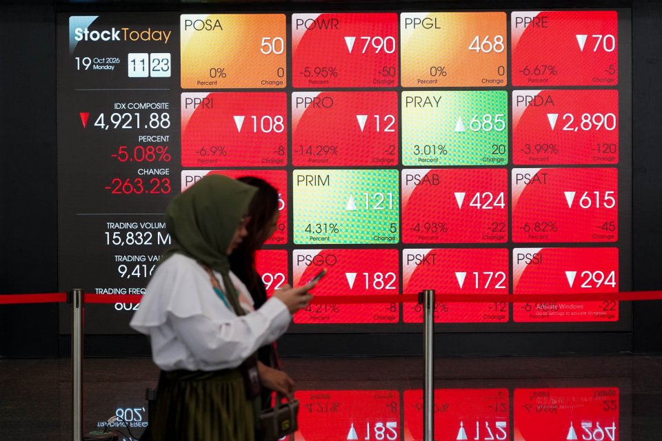 Pekerja berjalan di dekat layar digital yang menampilkan pergerakan Indeks Harga Saham Gabungan (IHSG) di Bursa Efek Indonesia (BEI), Jakarta, Senin (19/10/2026). IHSG anjlok 5,05% atau 261,84 poin ke level 4.923 pada perdagangan sesi pertama dengan seban