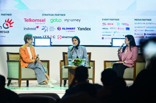 Menkomdigi Meutya Hafid serta Menteri Pembangunan Digital dan Informasi Singapura Josephine Teo saat menjadi narasumber dalam sesi diskusi panel pada 