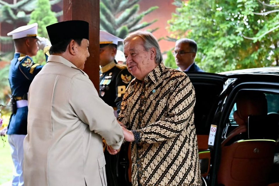 Presiden Prabowo Subianto (kiri) menyambut kedatangan Sekretaris Jenderal PBB Antonio Guterres (kanan) di kediaman pribadi presiden di Hambalang, Bogor, Jawa Barat, Ahad (18/10/2026).