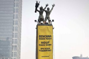 Spanduk Protes Greenpeace di Bundaran HI Jakarta