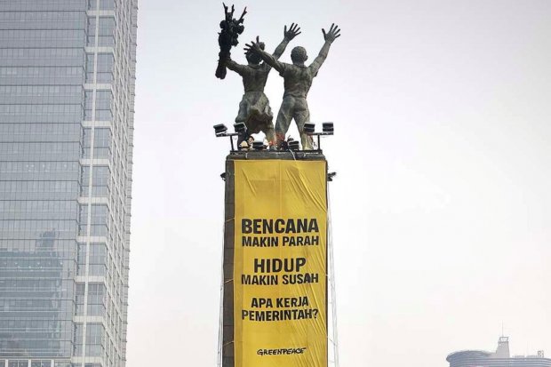 Dua Spanduk Raksasa Greenpeace di HI dan Protes Lantang Atas Kinerja Prabowo