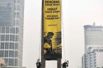 Spanduk Protes Greenpeace di Bundaran HI Jakarta