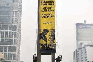 Spanduk Protes Greenpeace di Bundaran HI Jakarta