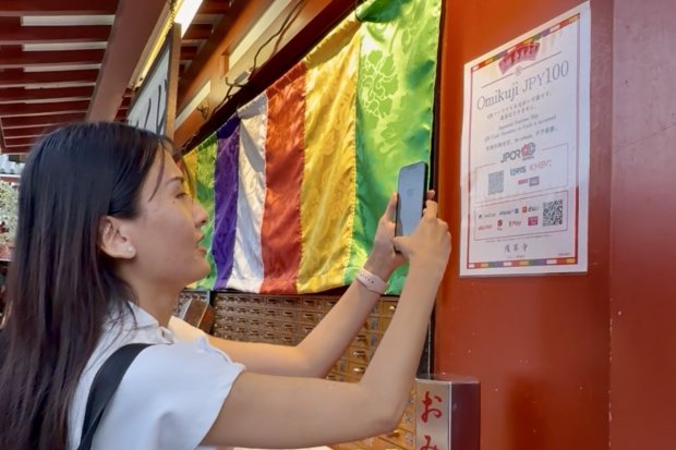 Wisatawan Indonesia merasakan kemudahan transaksi dengan QRIS di Kuil Sensoji, Jepang.