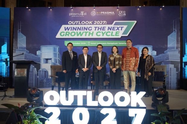 Foto bersama dalam forum OUTLOOK 2027: Winning the Next Growth Cycle di Hotel Indonesia Kempinski Jakarta, Jumat (16/10/2026).