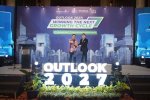 Ketua Umum KADIN Indonesia Anindya Novyan Bakrie menerima cenderamata dari Ketua Umum IKA Prasmul Edy Sutrisman dalam forum "OUTLOOK 2027: Winning th