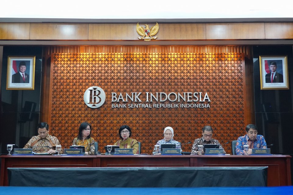 BI Rate Gubernur Bank Indonesia (BI) Destry Damayanti (ketiga kiri) bersama Deputi Gubernur Senior Aida S. Budiman (ketiga kanan) Deputi Gubernur Ricky P. Gozali (kedua kanan), Deputi Gubernur Solikin M. Juhro (kanan), Deputi Gubernur Filianingsih Hendart