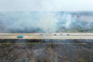Kebakaran lahan di sisi Jalan Tol Semarang-Batang