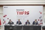 Chief Technology Officer Danantara Indonesia sekaligus Ketua DTIIF 2026 Sigit Puji Santosa (kedua dari kiri) menyampaikan keterangan di Jakarta.
