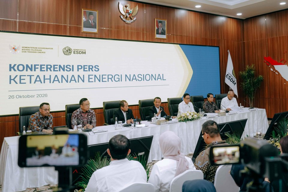 Menko Hilirisasi dan Transisi Energi/Menteri ESDM Bahlil Lahadalia dalam konferensi pers, Senin (26/10/2026).