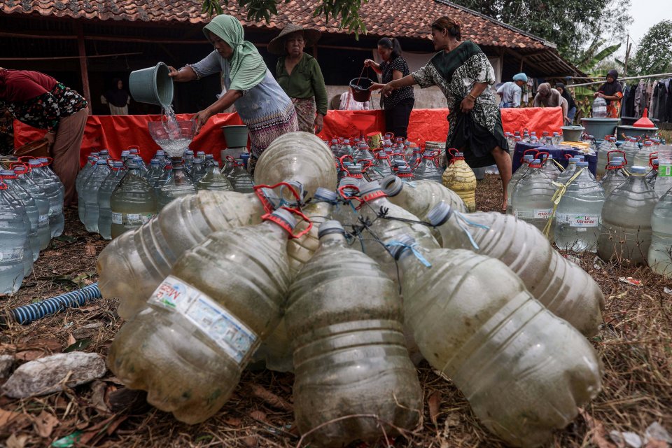 PMI Kabupaten Bekasi distribusikan air bersih ke warga