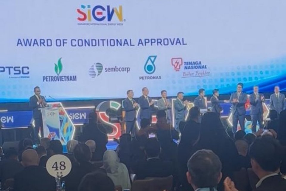 Otoritas Energi Singapura (EMA) memberikan persetujuan bersyarat kepada Sembcorp Utilities Pte Ltd untuk memasok 1,3 gigawatt listrik rendah karbon, termasuk dari PLTA lepas pantai di Vietnam dan PLTS di Malaysia.
