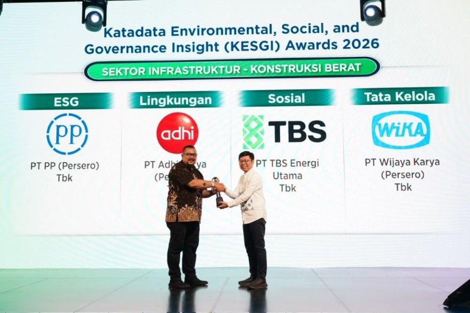Irvan Imandaris, Technical Advisor for Strategic Management and ESG Specialist PT PP (Persero) Tbk (kiri), menerima KESGI Award 2026 Sektor Infrastruktur – Konstruksi Berat dalam rangkaian Katadata SAFE 2026 di Sudirman Hall, Sequis Tower, Jakarta, Kamis 