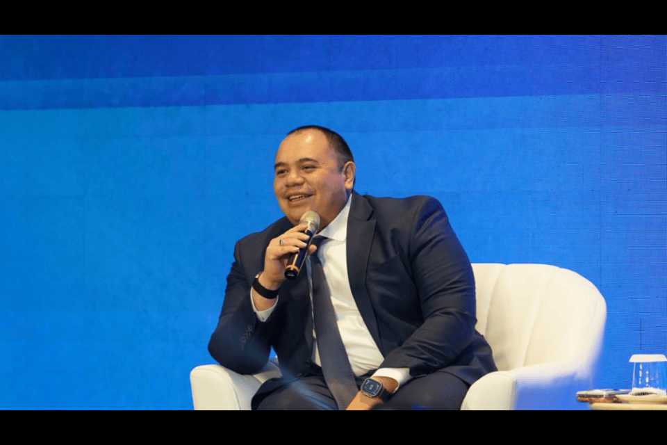 Bloomberg melaporkan kepemilikan saham minoritas Chief Investment Officer (CIO) Danantara Indonesia, Pandu Sjahrir, secara tidak langsung di PT Supra Sekuritas Indonesia. Juru bicaranya menyatakan investasi tersebut bersifat pasif dan Pandu tidak terlibat