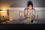 Ilustrasi wanita sedang menonton film thriller.