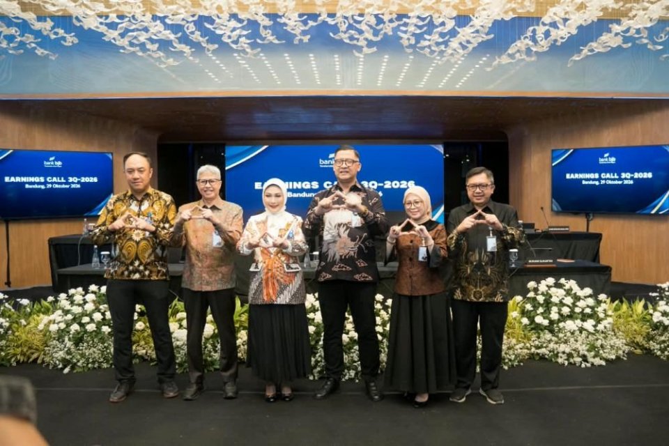Jajaran manajemen bank bjb berfoto bersama usai Earnings Call Triwulan III Tahun Buku 2026 di Bandung, Kamis (29/10/2026). Hingga September 2026, bank bjb membukukan laba bersih yang dapat diatribusikan kepada pemilik entitas induk sebesar Rp1,1 triliun, 