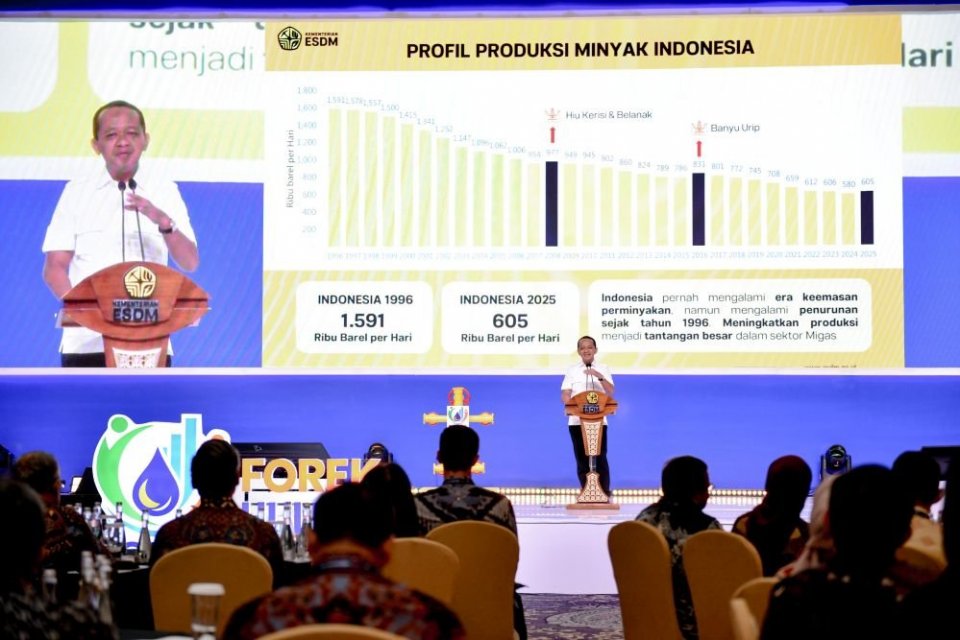 Menteri Koordinator Bidang Hilirisasi dan Transisi Energi/Menteri Energi dan Sumber Daya Mineral (ESDM) Bahlil Lahadalia menyampaikan paparan mengenai profil produksi minyak Indonesia dalam FOREK Hulu Migas 2026, Jakarta, Rabu (28/10/2026). Pemerintah men