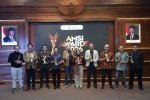 Para pemenang AMSI Awards 2026 saat berfoto di Gedung Negara Grahadi, Surabaya, Jawa Timur, Kamis (29/10).