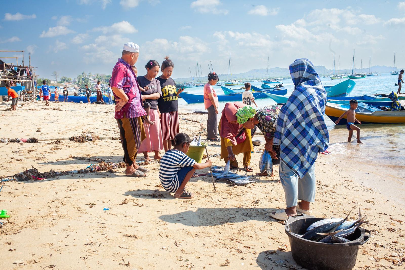Nelayan Bajau menangkap ikan 1