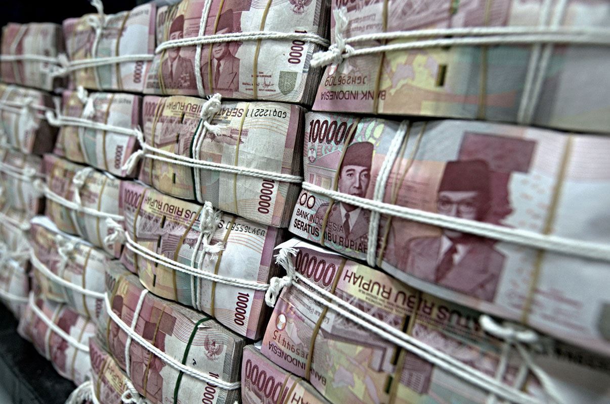 Seorang petugas PT Bank Negara Indonesia (BNI 46) menunjukkan uang rupiah pecahan baru Rp 100.000 di Cash Centre Bank BNI 46, Jakarta.