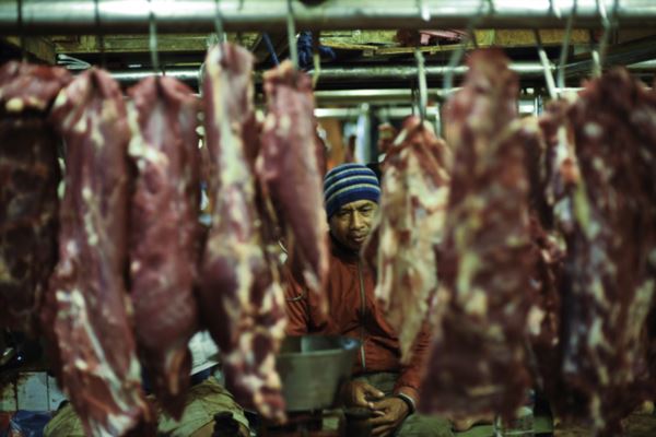 stok-daging-di-pasar-terpengaruh-banjir.jpg