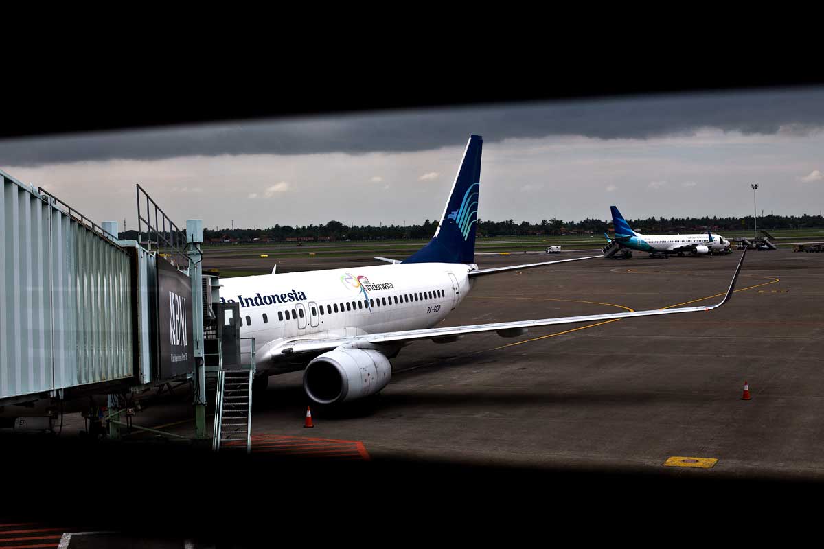 Garuda menutup rute kecil, tarif batas atas tiket pesawat turun