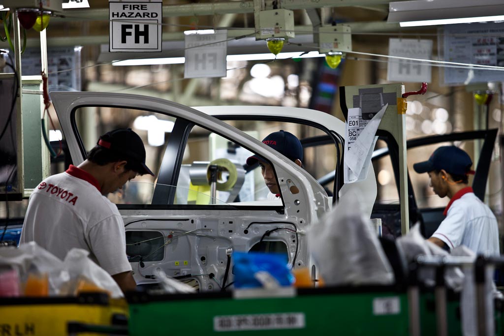 Pekerja merakit mobil di pusat perakitan mobil Toyota di Karawang, Jawa Barat.