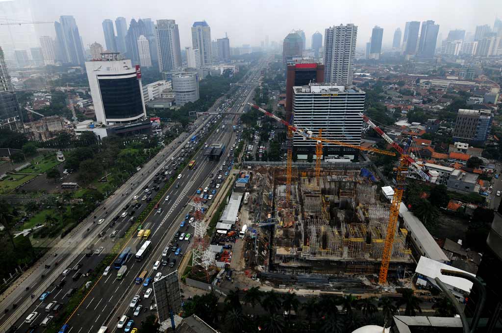 Pembangunan gedung perkantoran di Jakarta.