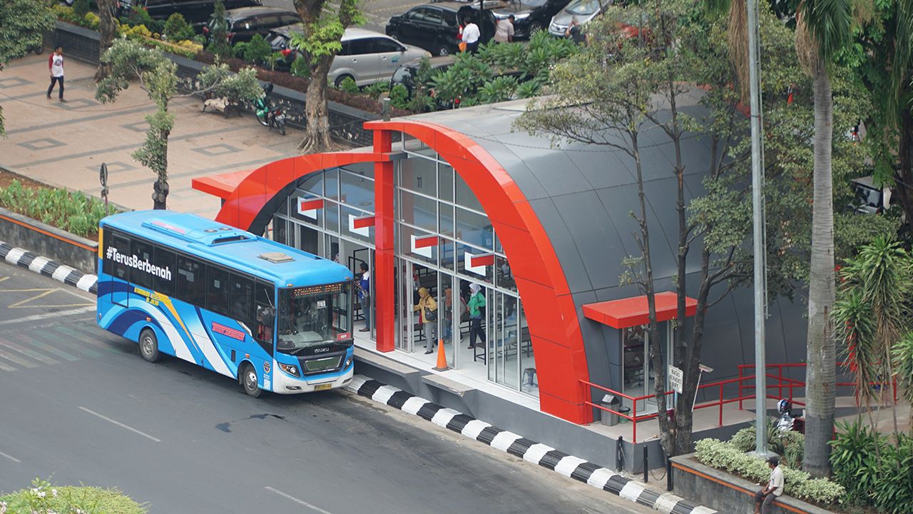 Bus Transjakarta berhenti di halte