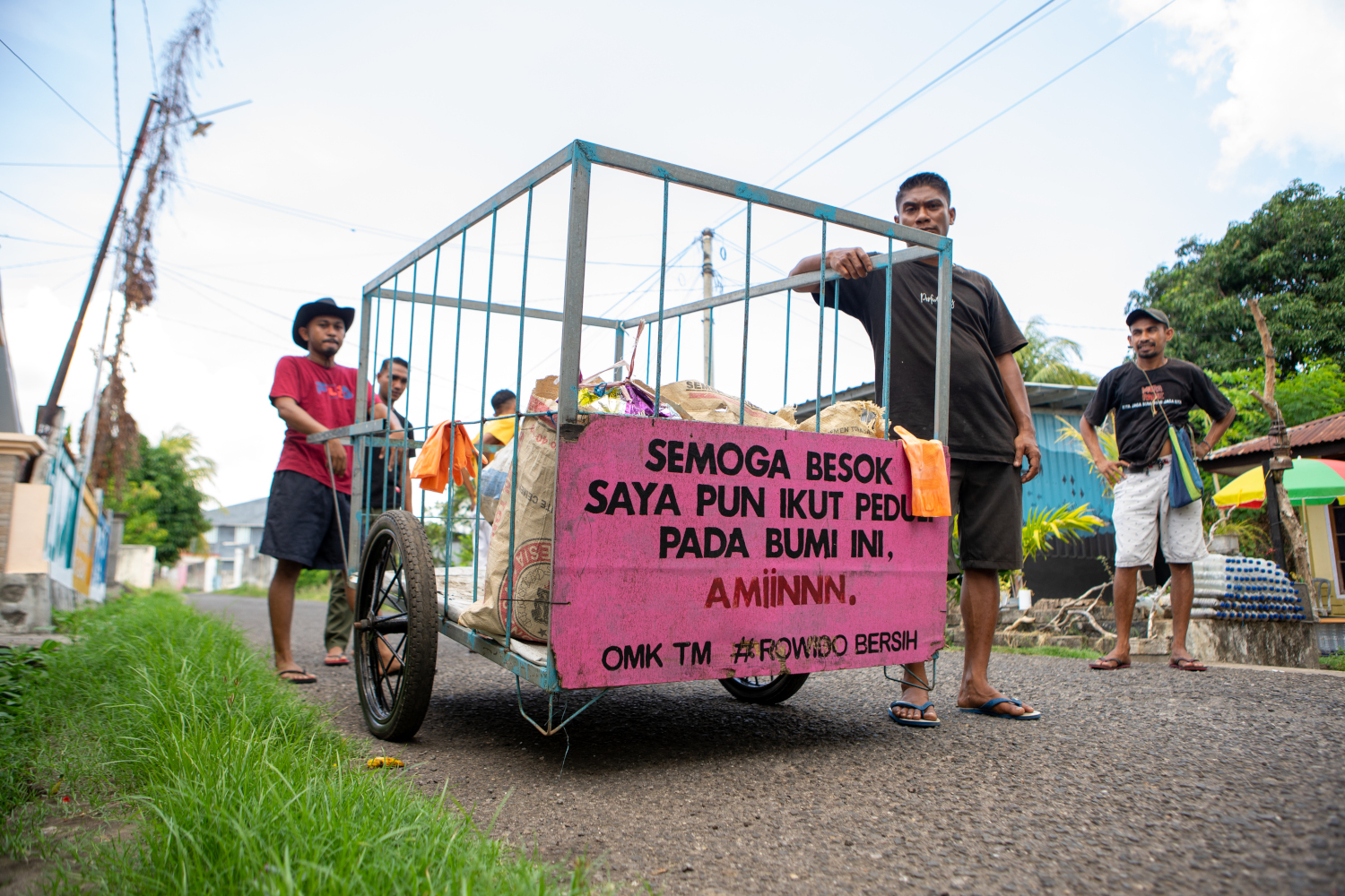 Peserta membawa poster aksi global climate