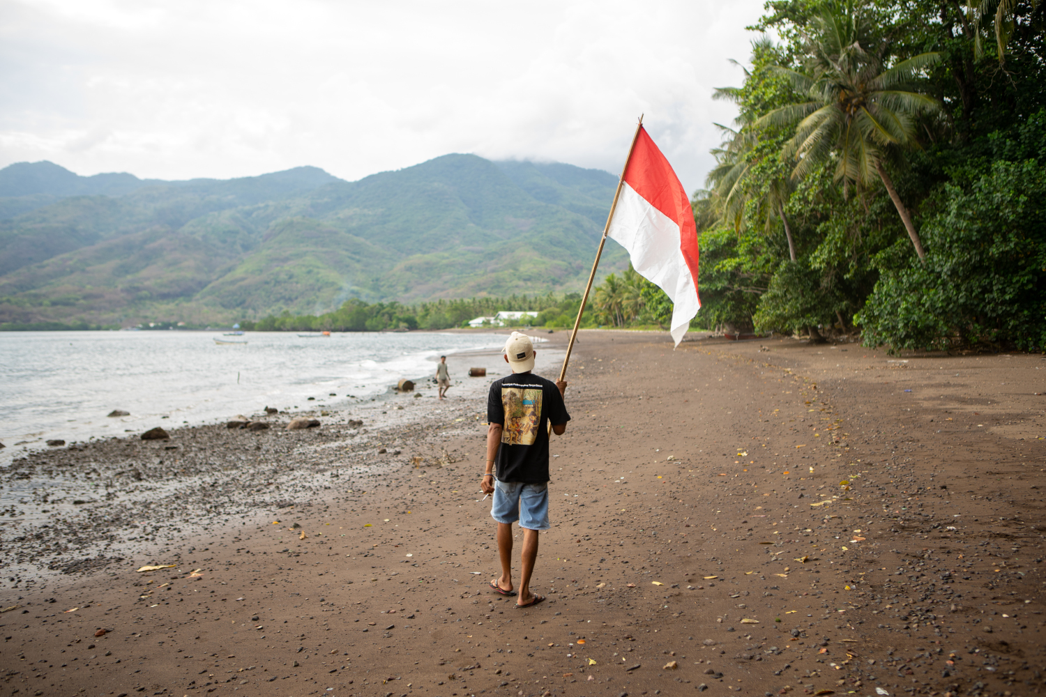 Siswi menanam tanaman di pantai