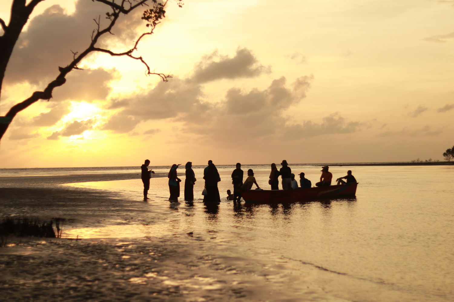 The group of visitors arrived at Beteng Batang Beach